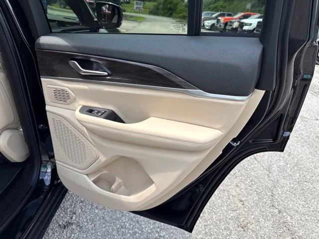 New 2026 Diamond Black Crystal Pearl-Coat Exterior Paint Jeep Limited image 24