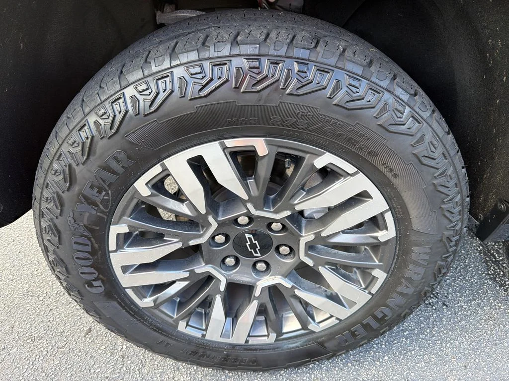 Used 2025 Gray Chevrolet Z71 image 11