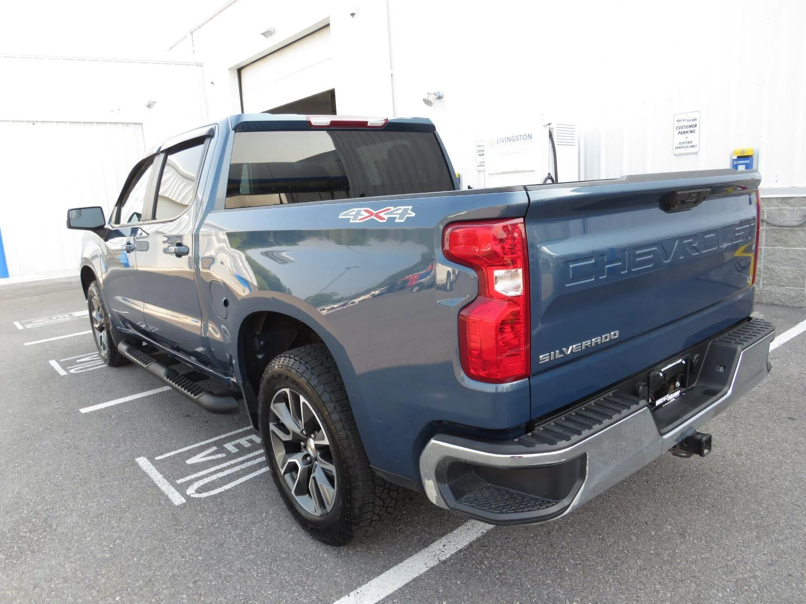 Used 2024 Lakeshore Blue Metallic Chevrolet LT (2FL) image 17