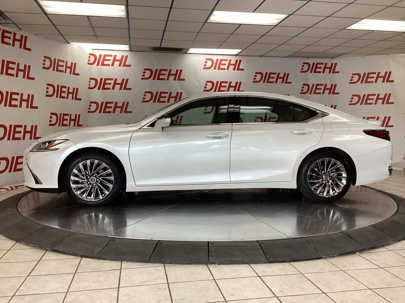 Used 2024 White Lexus 300h Luxury image 4