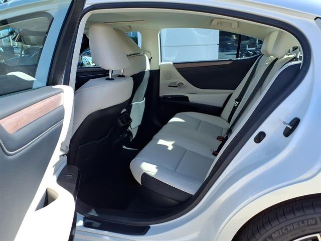 2025 Lexus ES Hybrid 300h - Photo 18