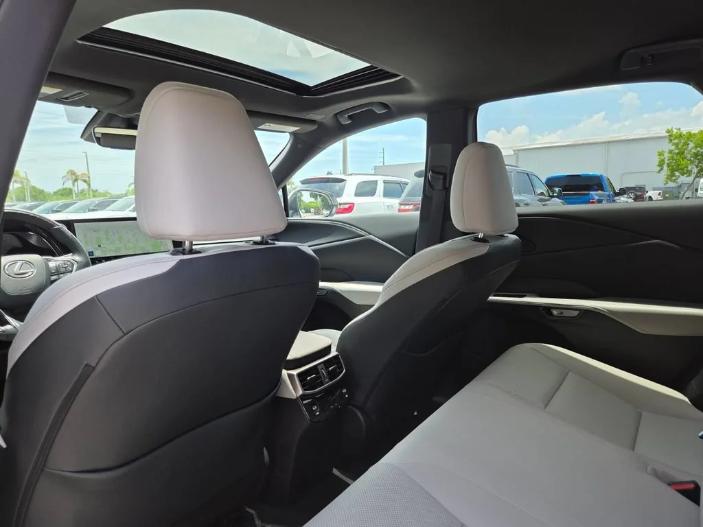 Used 2025 White Pearl Lexus RX 350h Premium image 24