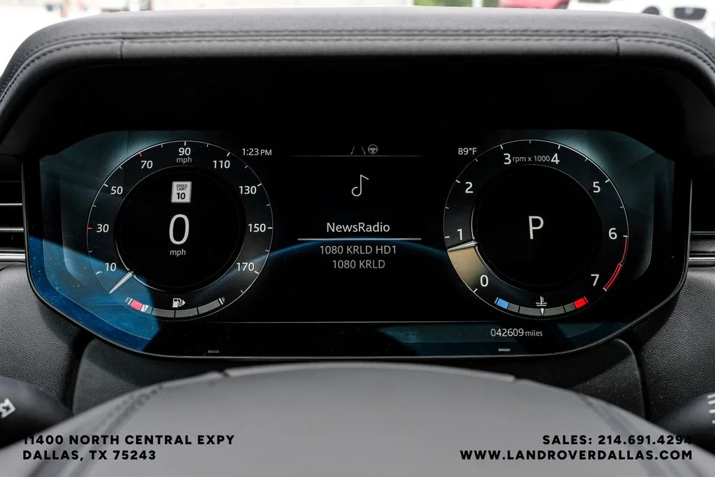 Used 2023 Grey Land Rover SE image 18
