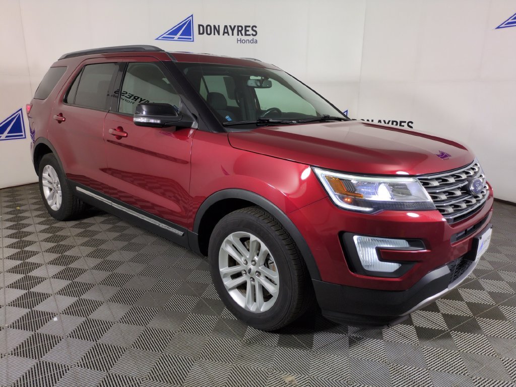 Used 2017 Ruby Red Metallic Ford XLT image 9