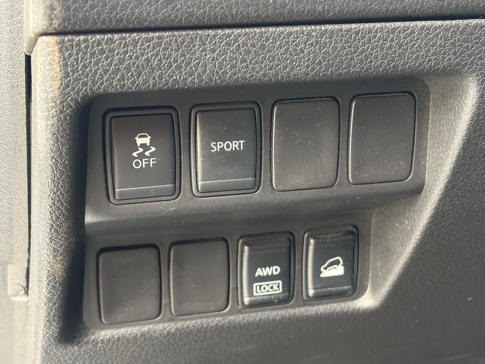 Imagen 9: Nissan SV de 2014 de color «Brilliant Silver» de segunda mano