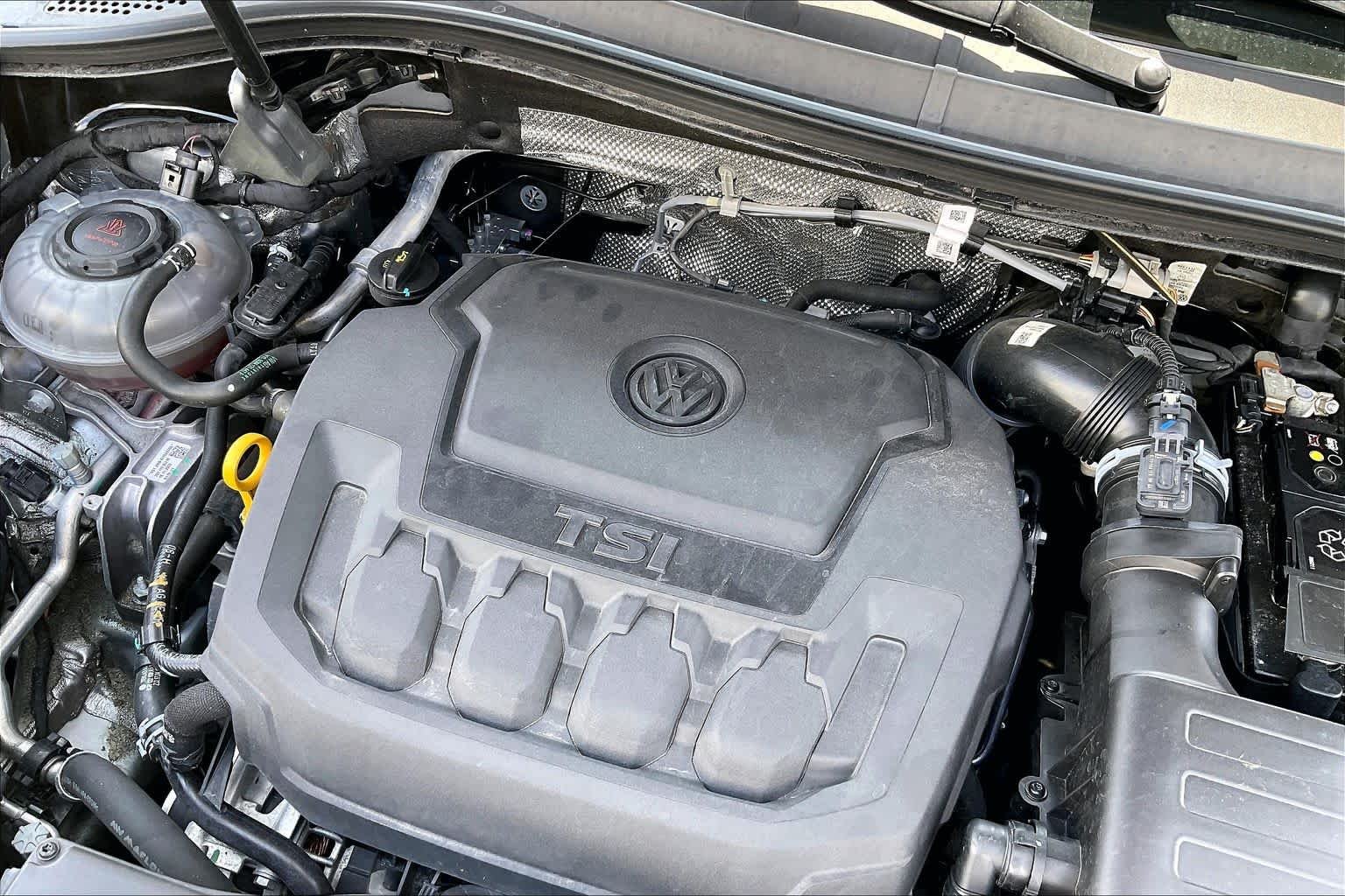 Used 2024 Pyrite Silver Metallic Volkswagen SE image 31