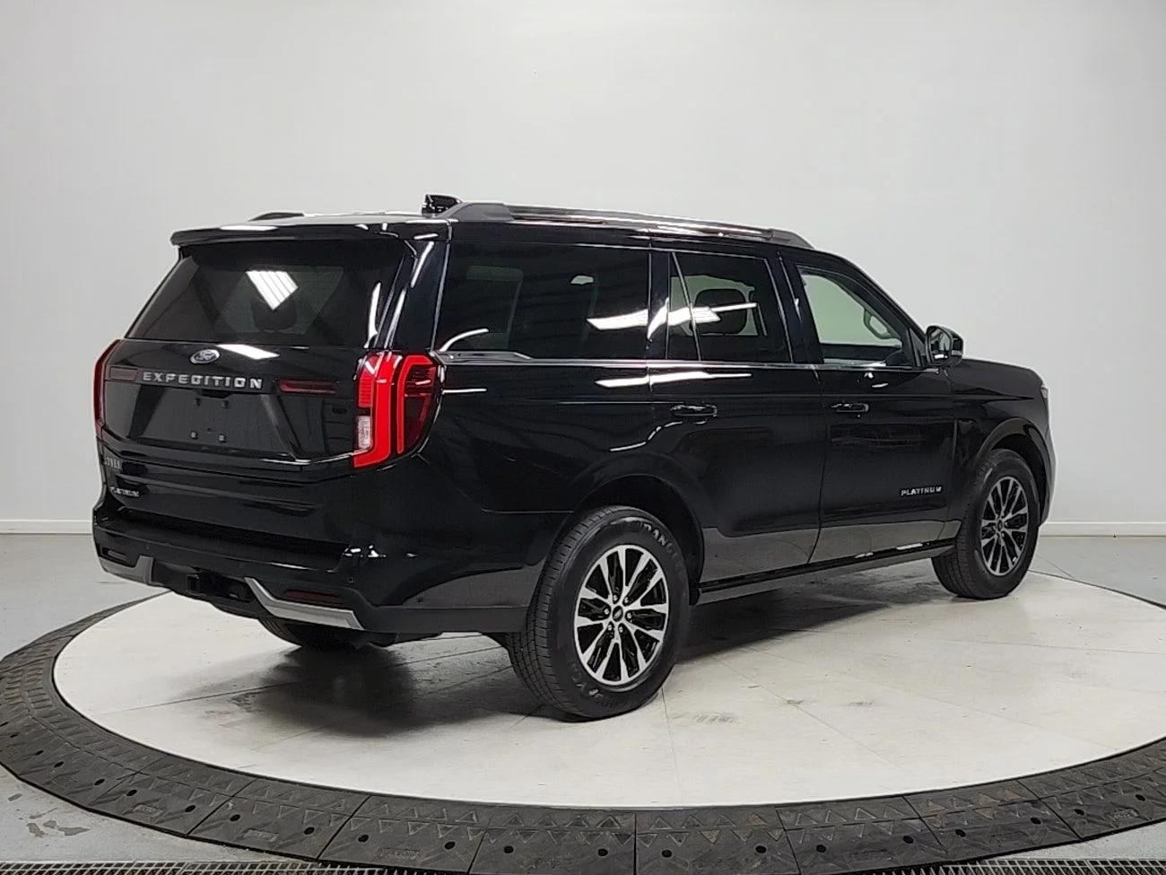 Used 2025 Agate Black Metallic Ford Platinum image 7