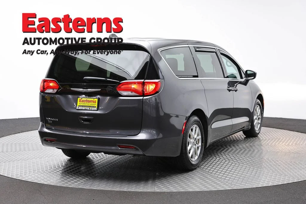 Used 2022 Gray Chrysler LX image 5