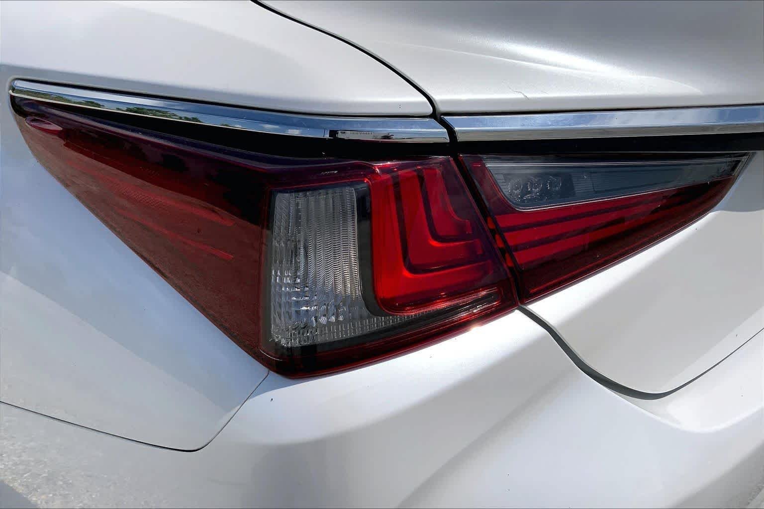 Used 2019 Eminent White Pearl Lexus  image 28