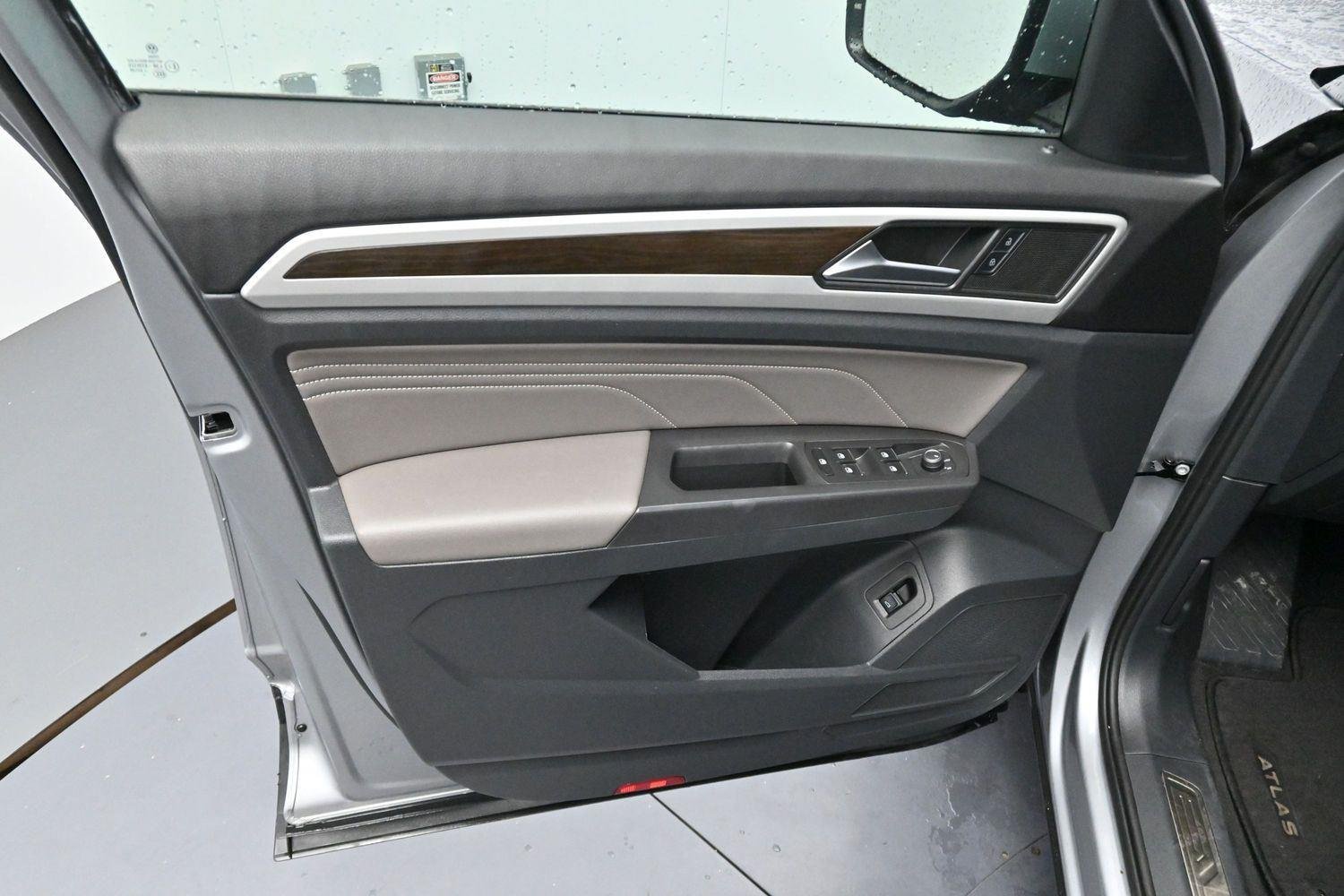Used 2022 Pyrite Silver Metallic Volkswagen 2.0T SE w/Technology image 9