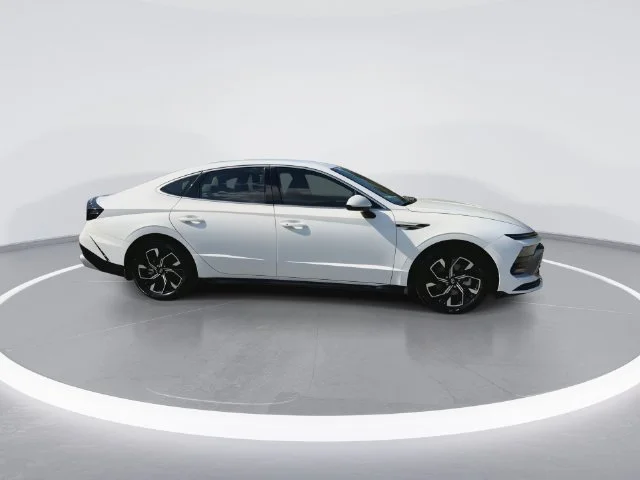 Used 2025 White Hyundai SEL image 9