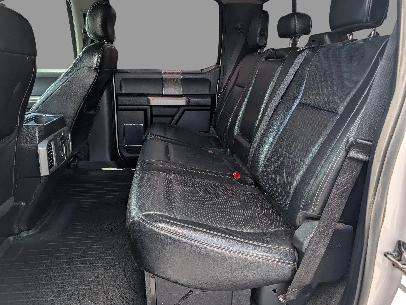 Used 2017 White Platinum Metallic Tri-Coat Ford Lariat image 32