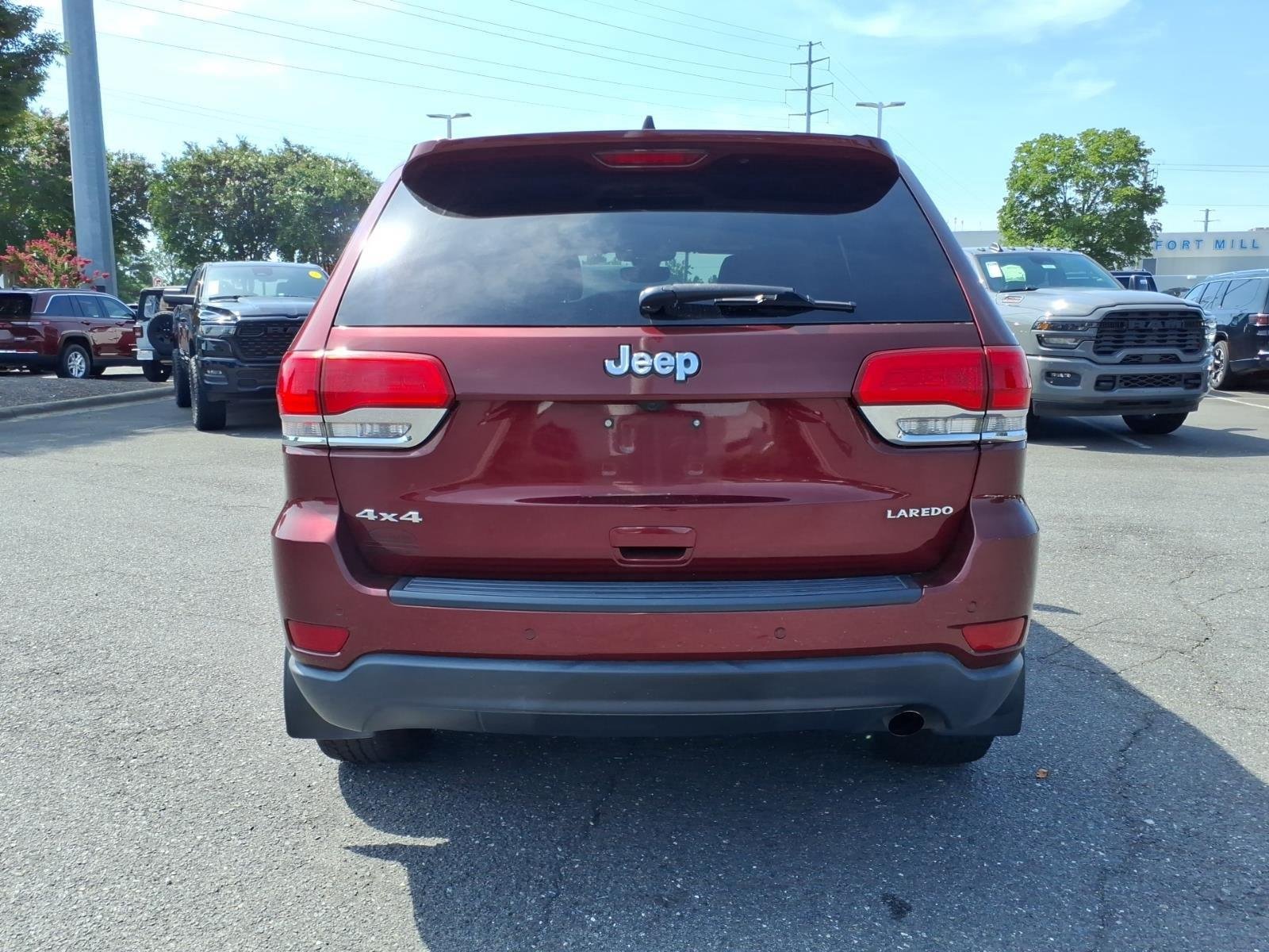 Used 2018 Velvet Red Pearlcoat Jeep Laredo E image 15