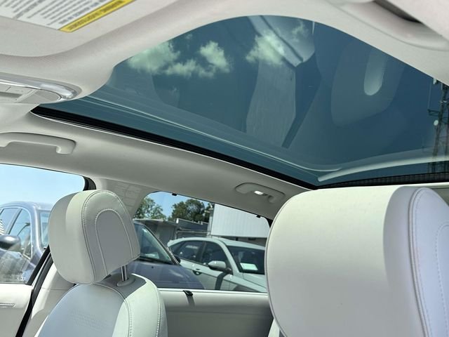 Used 2024 White Hyundai Limited image 4