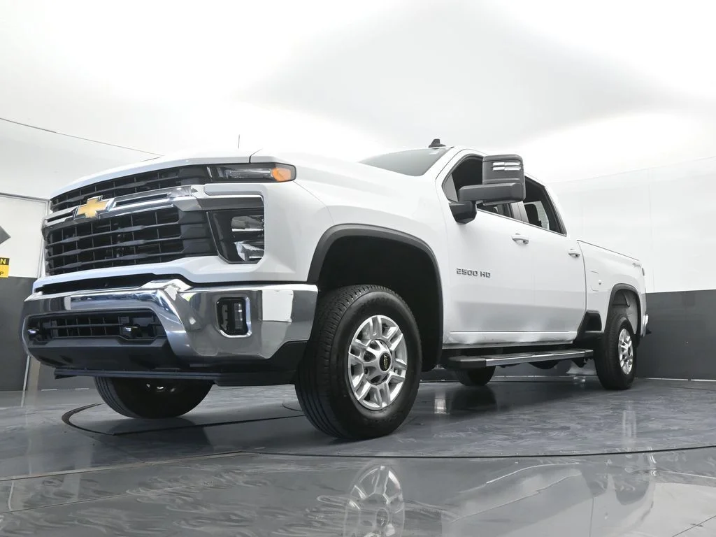 Used 2025 Summit White Chevrolet LT image 60