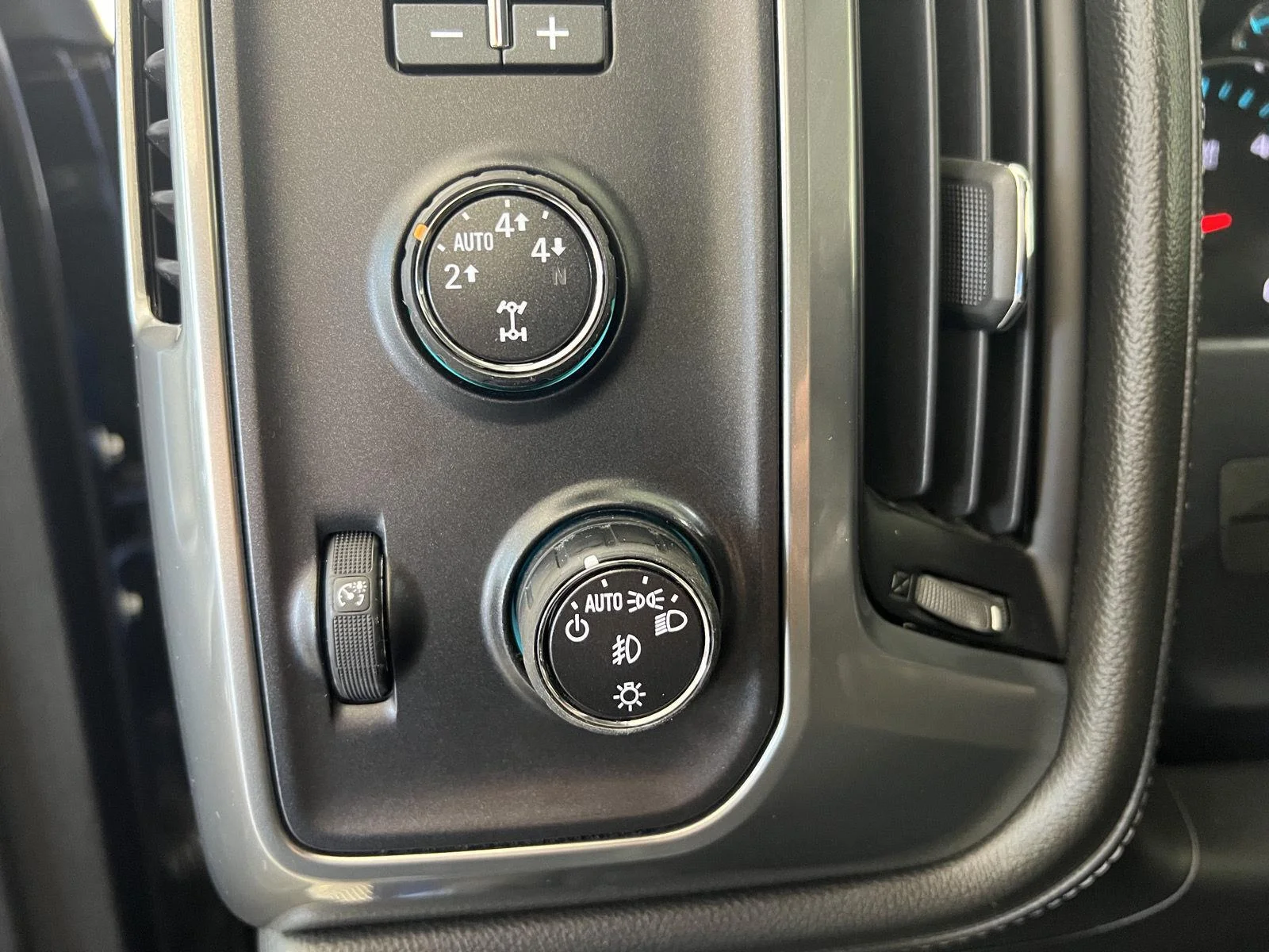 Used 2015 Deep Ocean Blue Metallic Chevrolet LTZ image 10