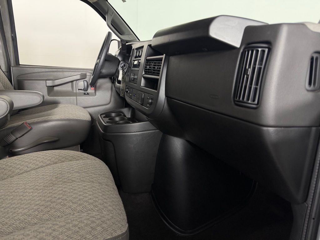 Used 2025 White Chevrolet LT Passenger image 26
