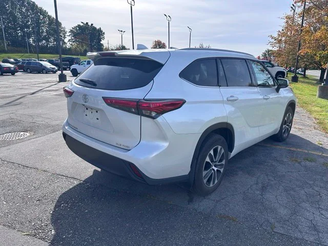 Used 2022 Beige Toyota XLE image 3