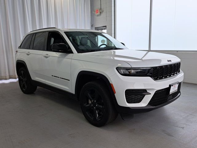 Used 2022 White Jeep Altitude image 4