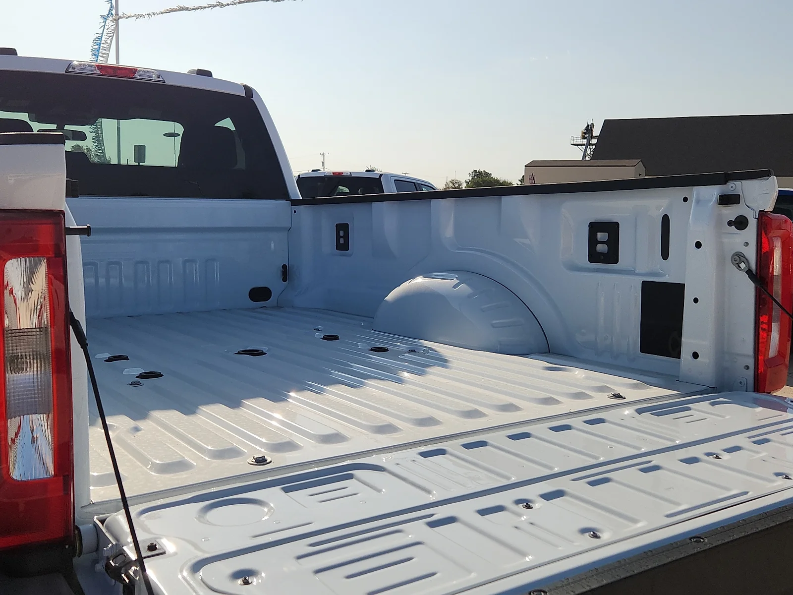 New 2027 Oxford White Ford XLT image 11