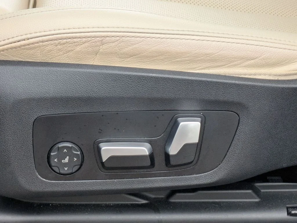Used 2023 White BMW sDrive30i image 13