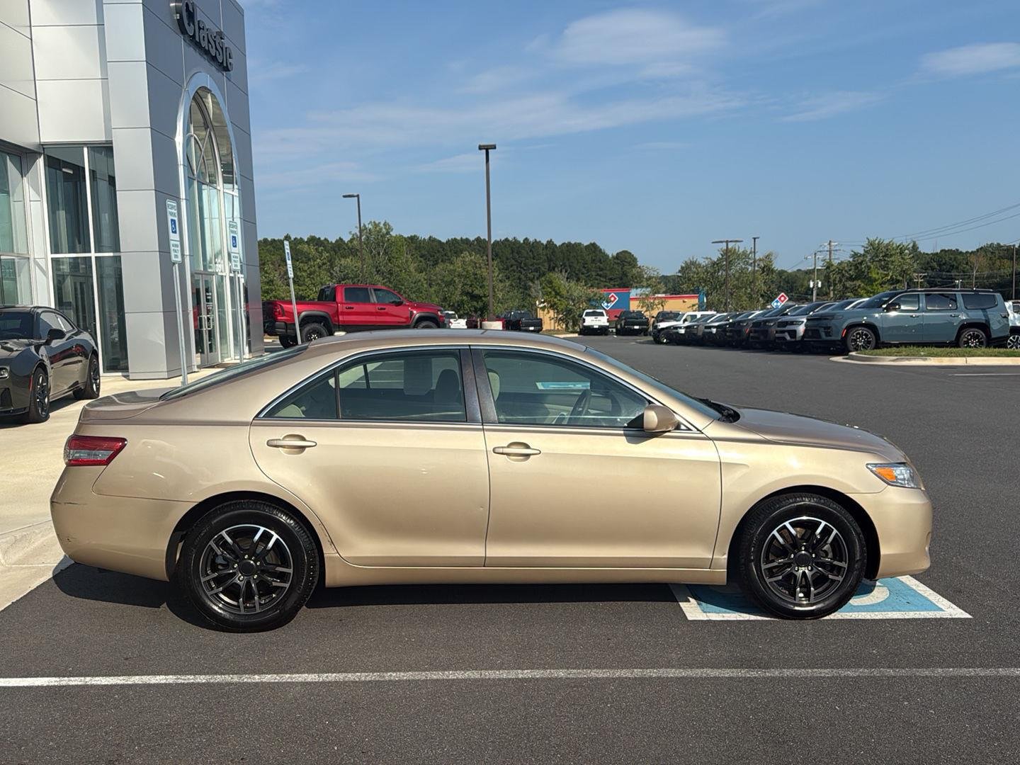 Used 2010  Toyota LE image 5