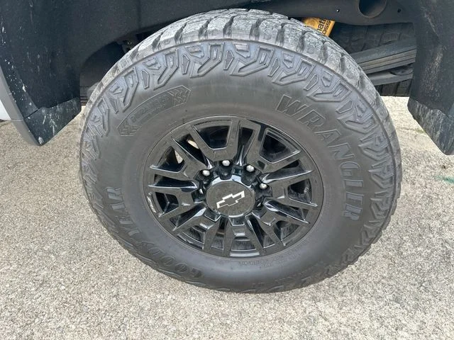 Used 2025 Gray Chevrolet ZR2 image 47