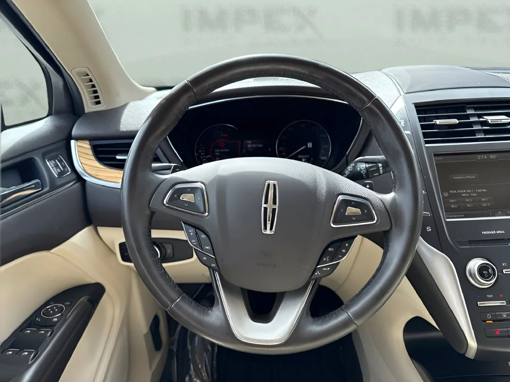 Used 2015 White Lincoln Base image 15