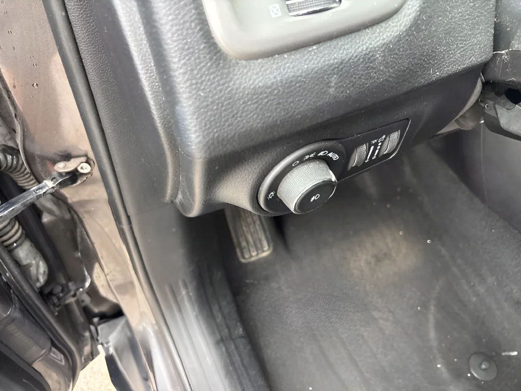 Used 2021 Crystal Metallic Jeep Latitude image 25