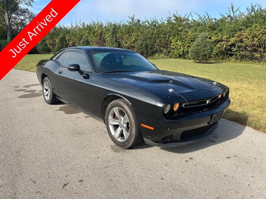 Used 2015 Pitch Black Clearcoat Dodge SXT image 1