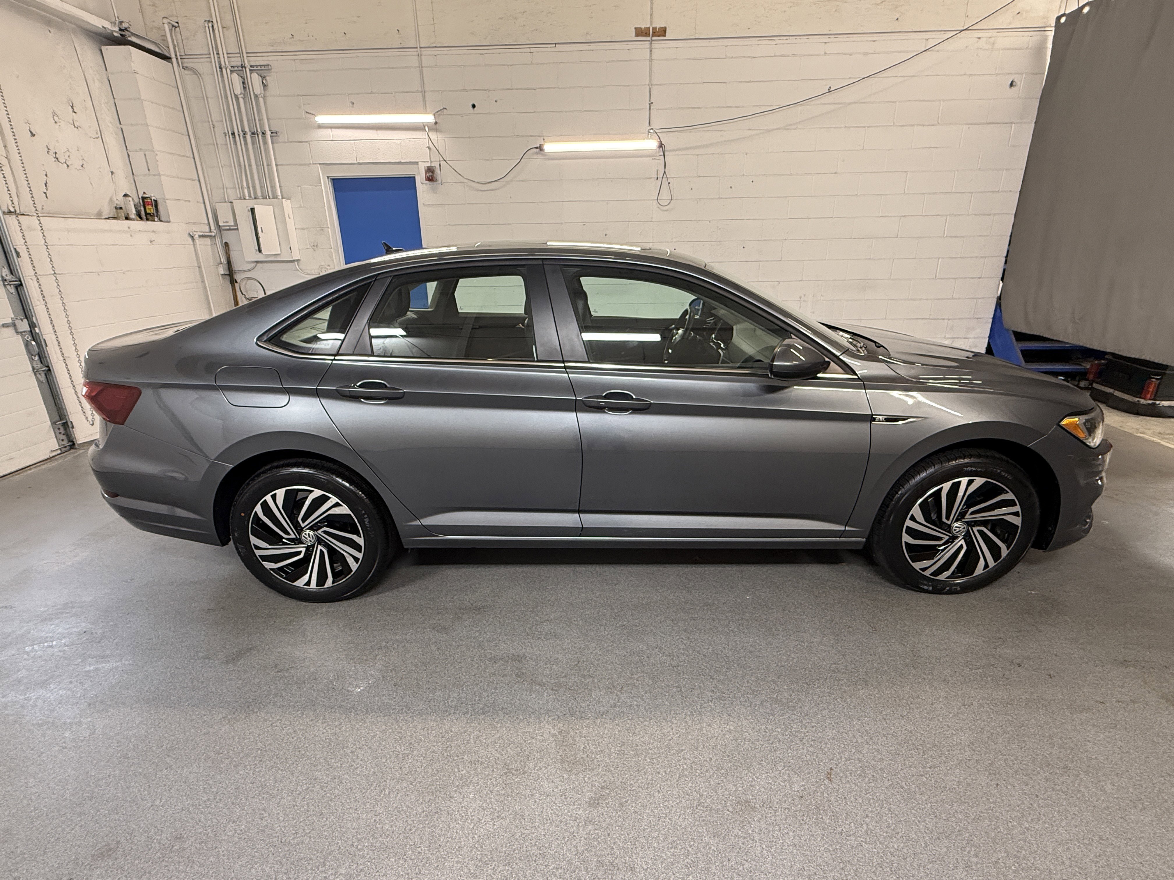 Used 2020 Platinum Gray Metallic Volkswagen SEL image 9
