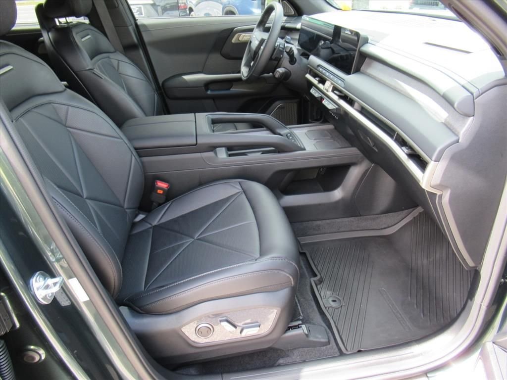 Used 2027 Black Kia SX image 10