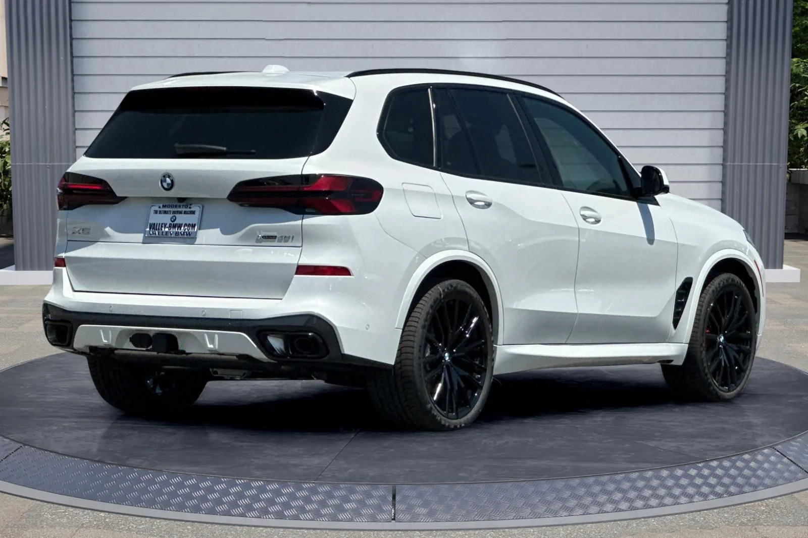 New 2026 Mineral White Metallic BMW xDrive40i image 4