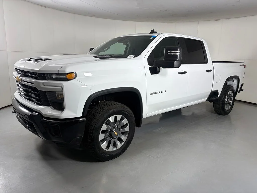 Used 2025 White Chevrolet Custom image 5