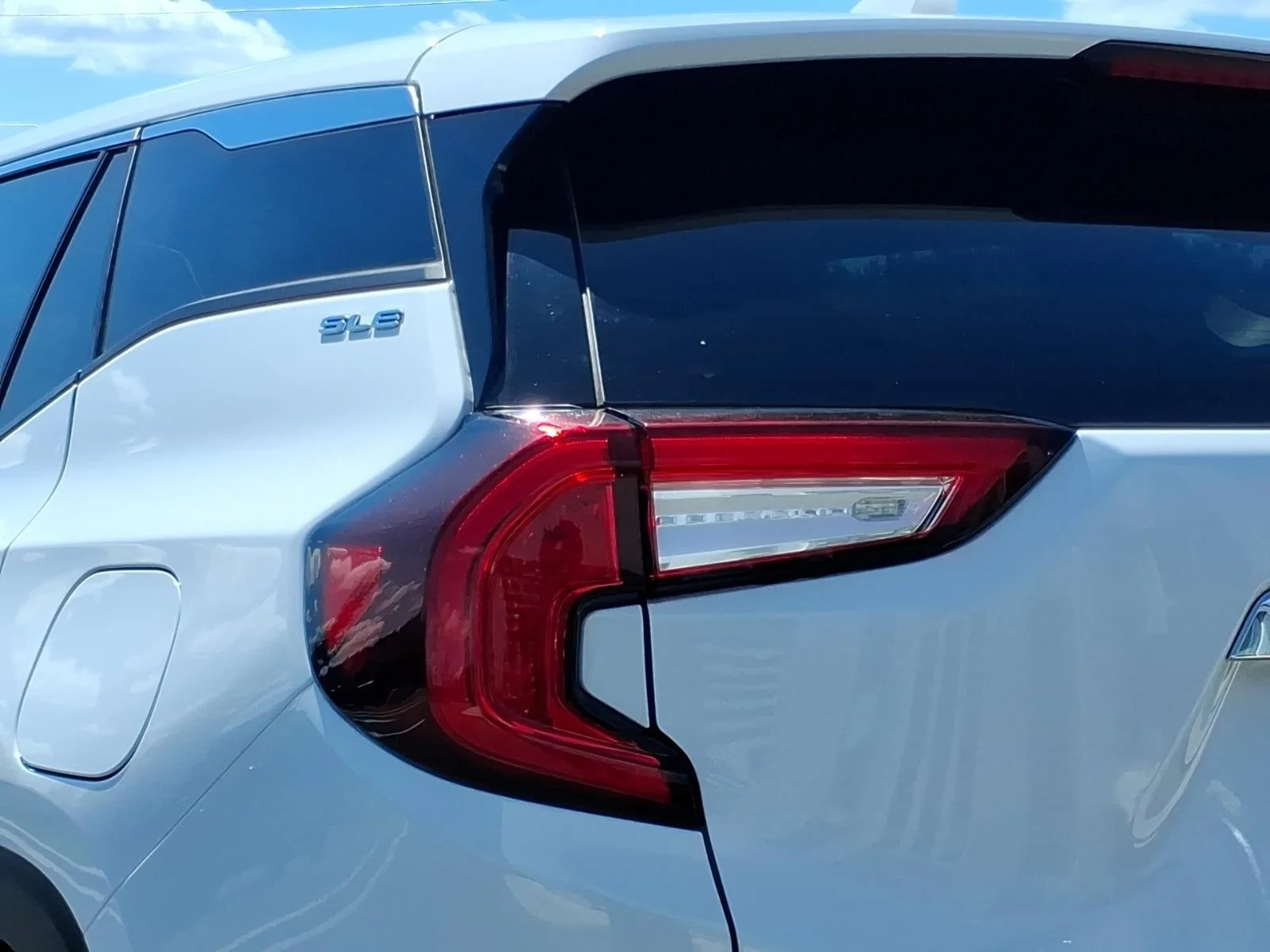 Used 2024 Summit White GMC SLE image 16
