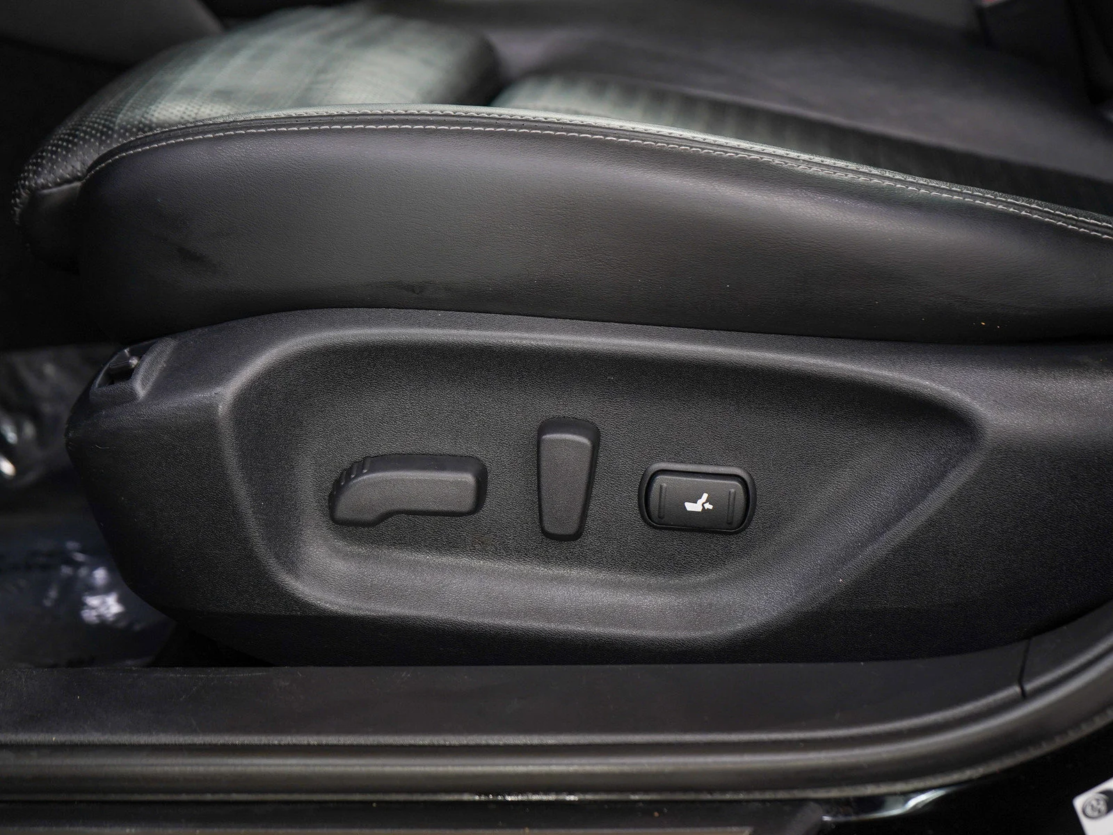 Used 2015 Black Obsidian INFINITI Sport image 21