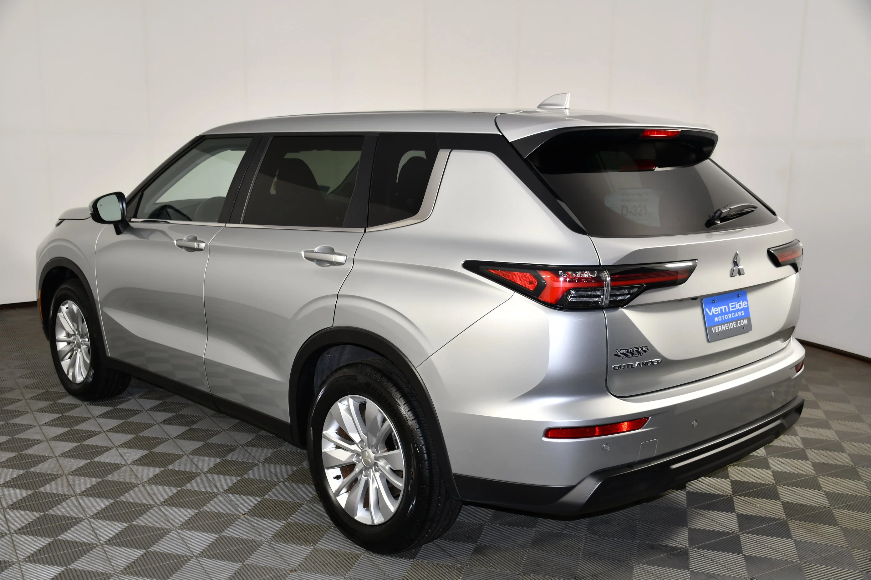Used 2025 Silver Mitsubishi ES image 7