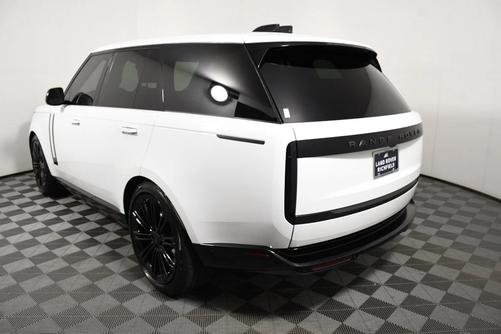 Used 2026  Land Rover SE image 4