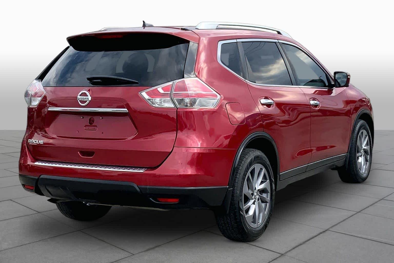 Used 2016 Cayenne Red Nissan SL image 13