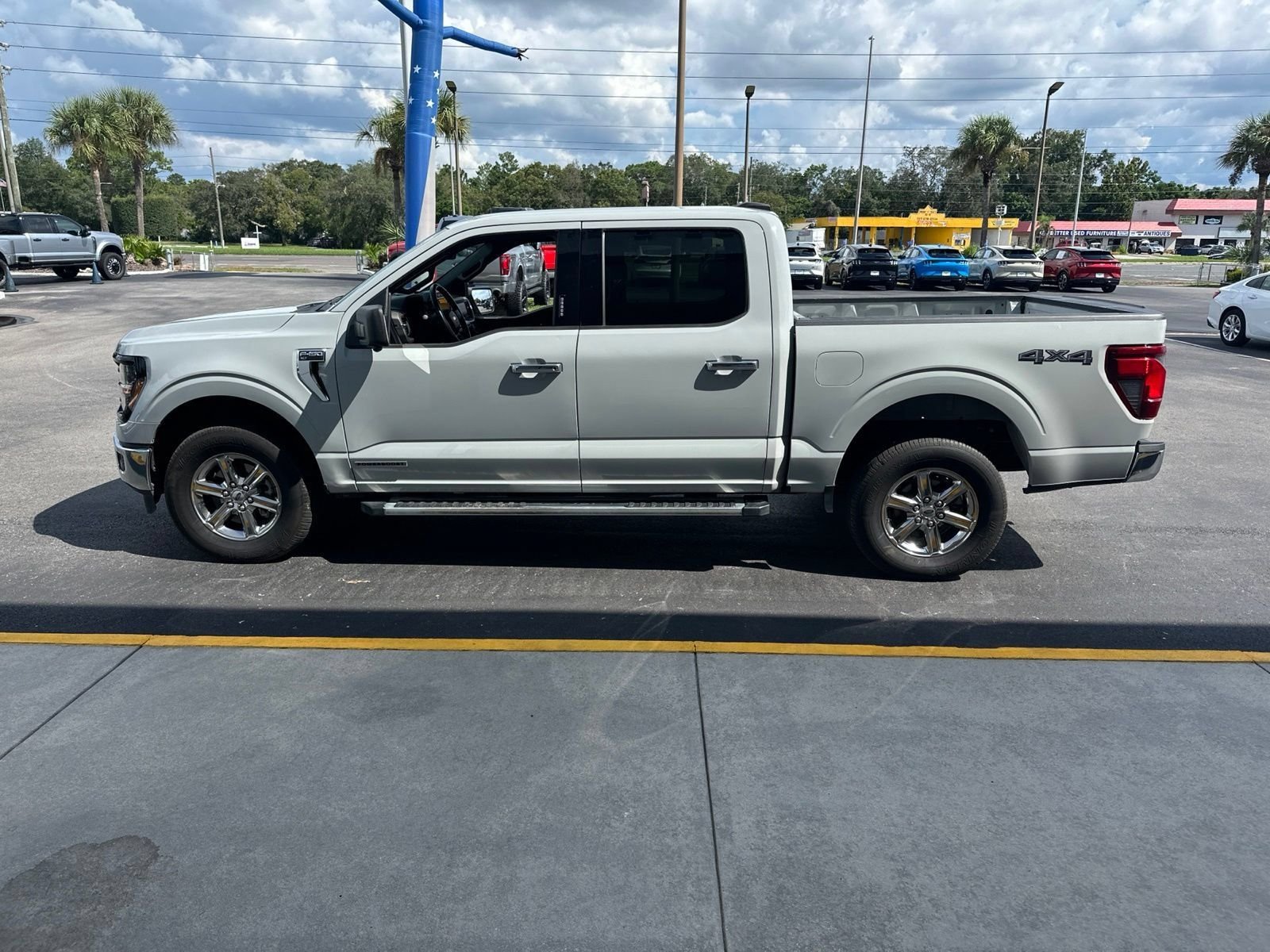 Used 2024 Avalanche Gray Ford XLT image 8
