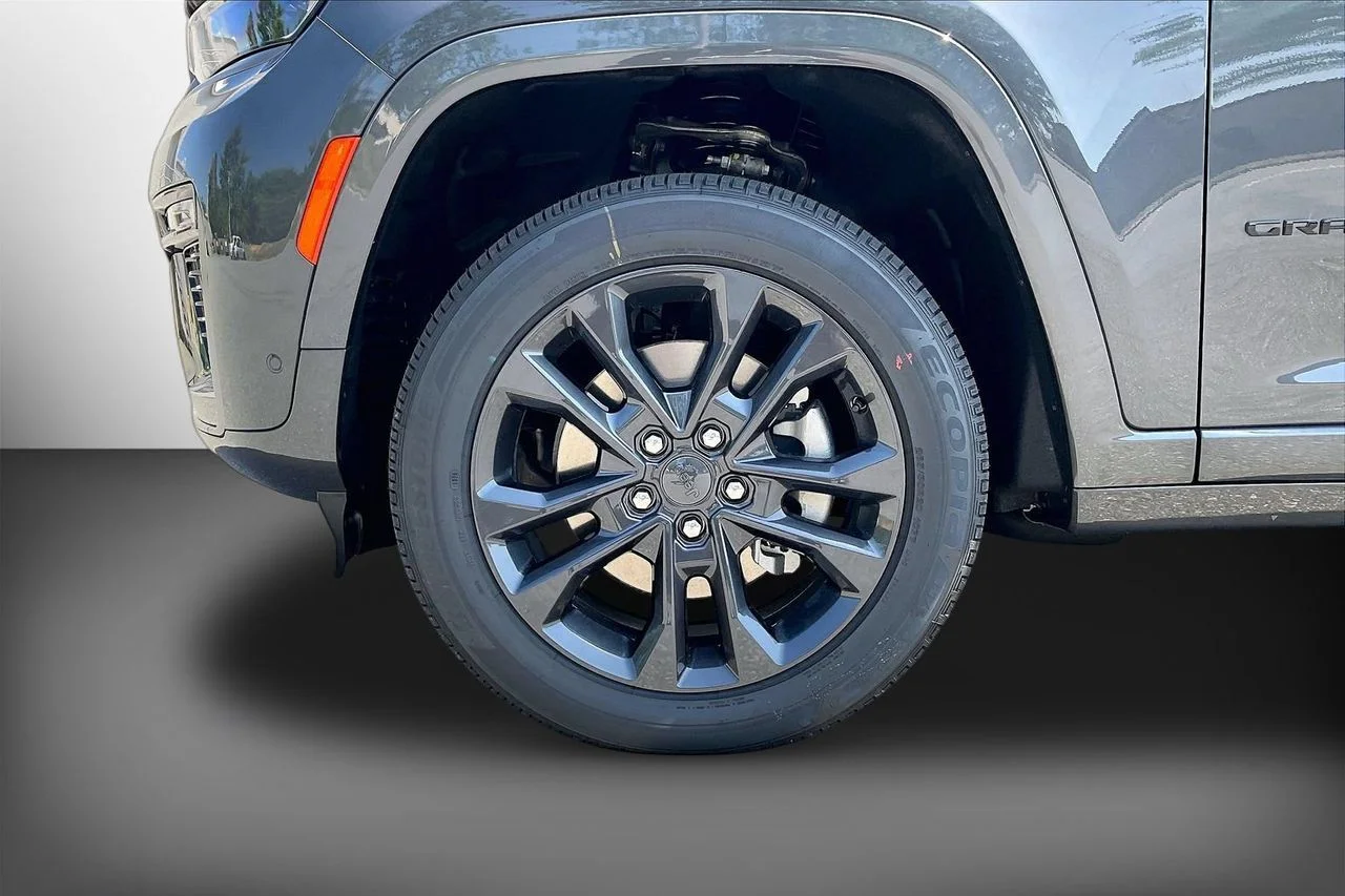 New 2026 Baltic Gray Metallic Clearcoat Jeep Limited Reserve image 31