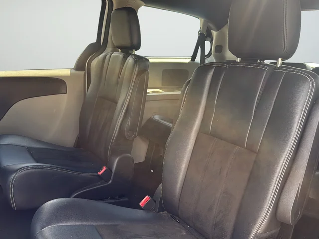 Used 2019 White Dodge SXT image 25