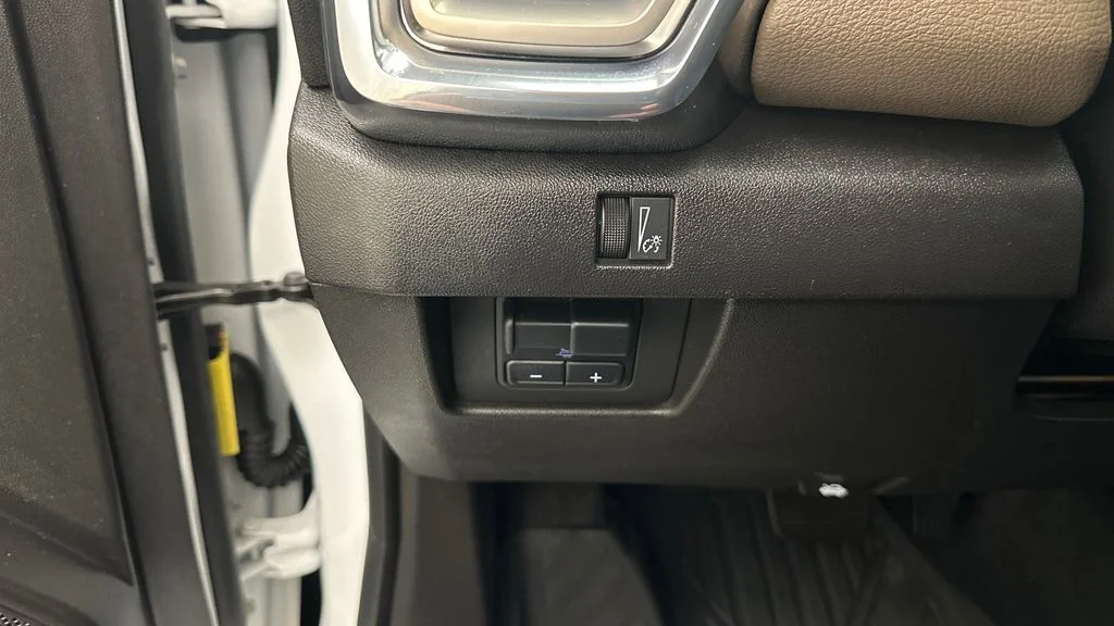 Used 2024 White GMC Denali image 30