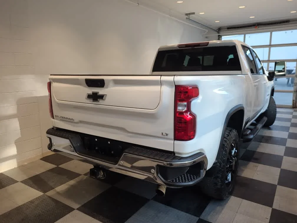 Used 2025 Summit White Chevrolet LT image 5