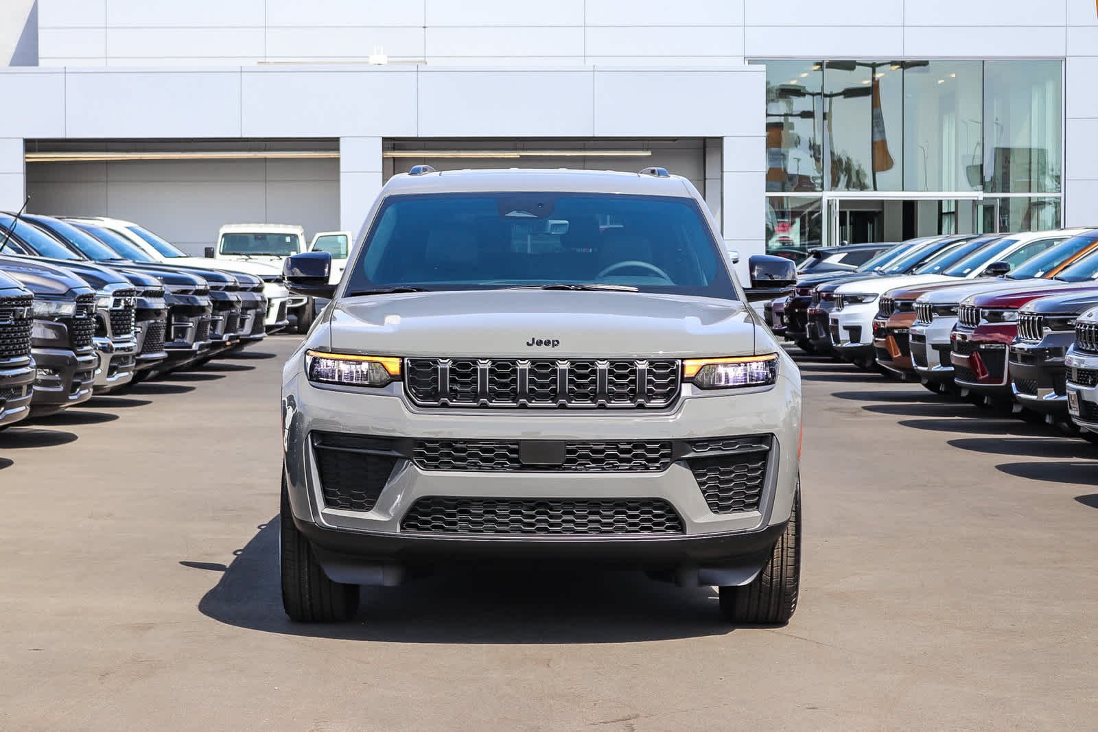 New 2027 Sting-Gray Clear-Coat Paint Jeep Laredo Altitude image 2