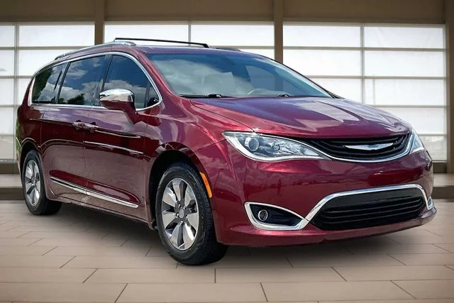 Used 2018 Red Chrysler Limited image 12