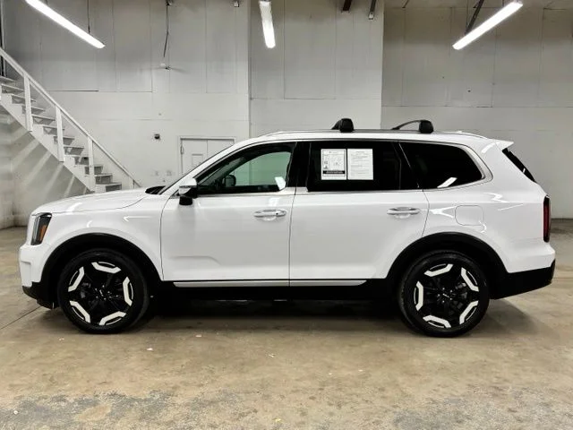 Used 2024 White Kia S image 4