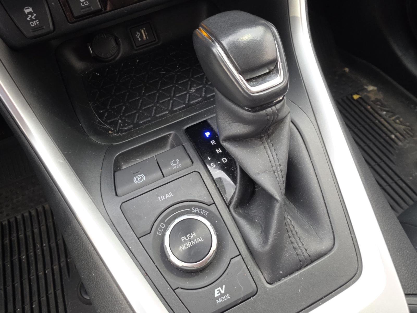 Used 2024 Wind Chill Pearl Toyota XLE Premium image 30