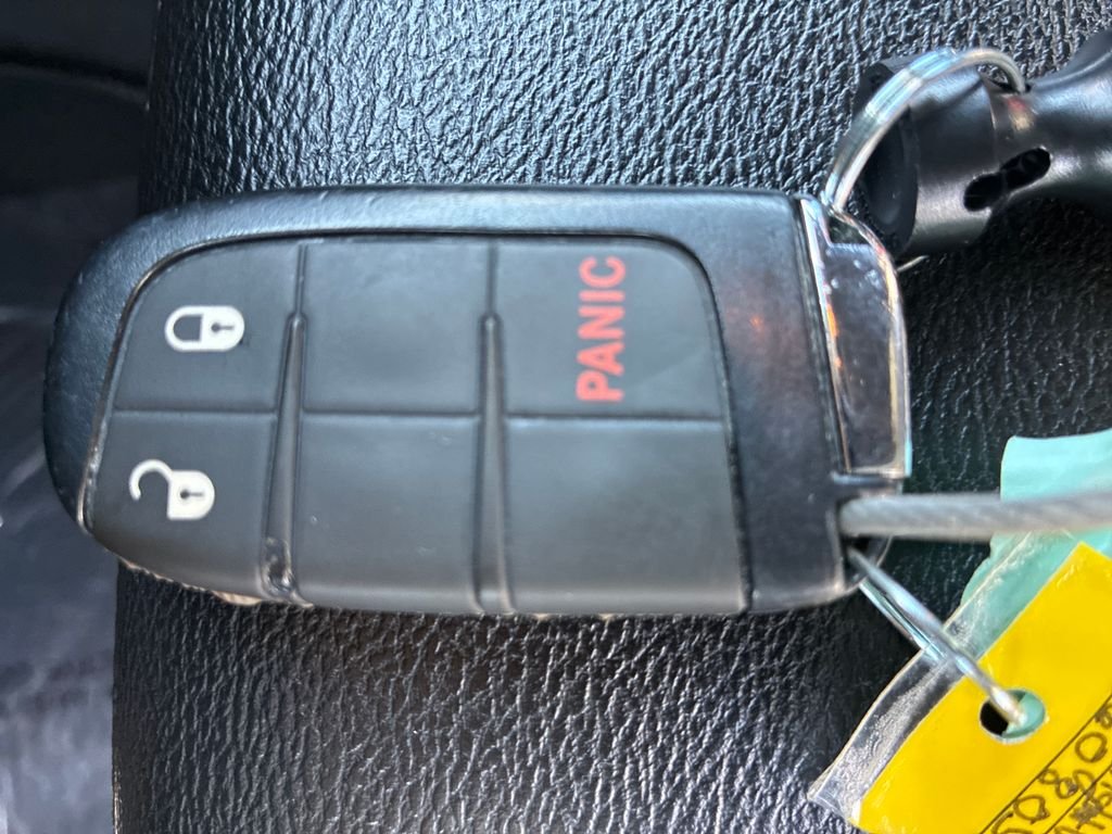 Used 2024 White/off-white Jeep Latitude image 28