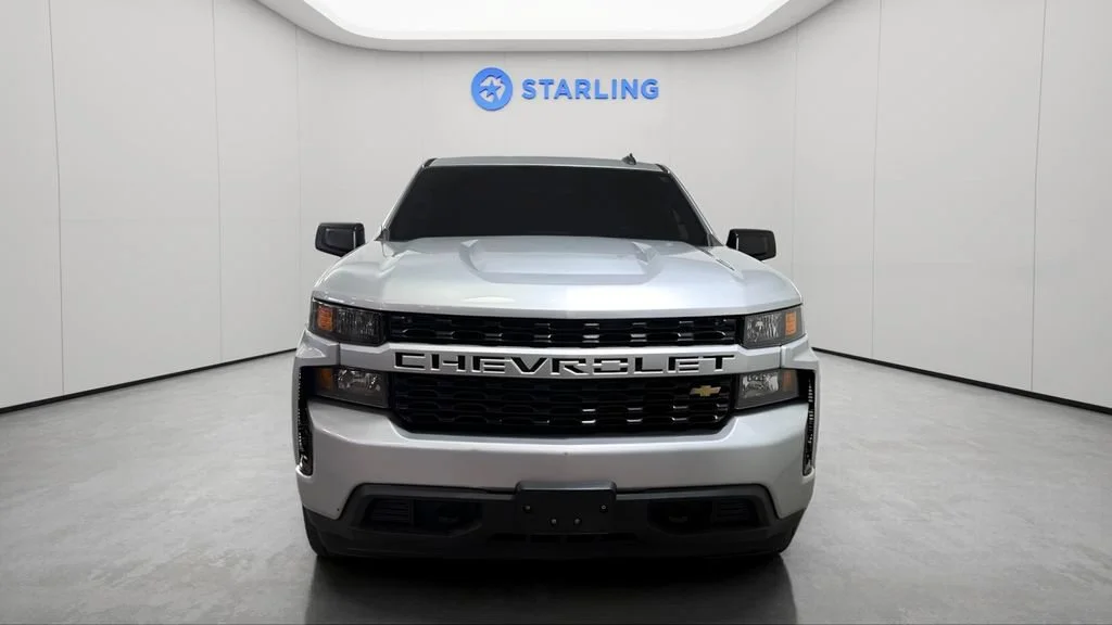 Used 2022 Silver Ice Metallic Chevrolet Custom image 16